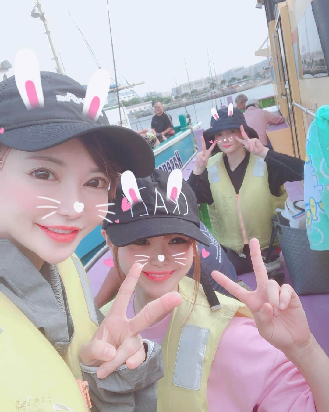 里美ゆりあのインスタグラム：「タチウオ釣り❤ 7匹釣れたよぉ╮ (. ❛ ᴗ ❛.) ╭ 少し釣り方が難しかったなぁ、餌をかじられて逃した回数が6回くらいあったな( ´⚰︎` ) 美味しくいただきますヽ(｡ゝω・｡)ﾉ #釣りガール #釣り#釣り女子 #東京湾#タチウオ#タチウオ釣り#手ぶら#楽ちん#明日も#マグロ#キハダマグロ #カツオ#頑張る」