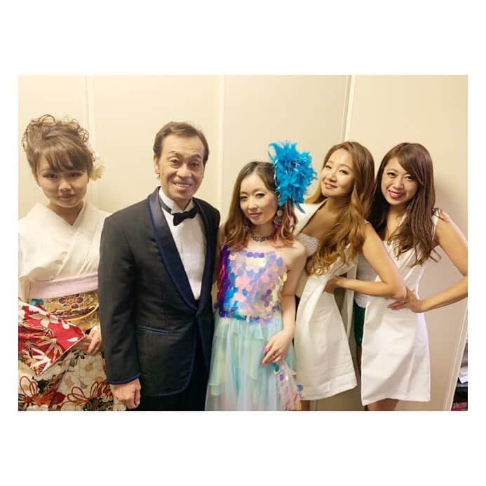 荒牧陽子さんのインスタグラム写真 - (荒牧陽子Instagram)「2019.8.23  青森県弘前市 ホテルニューキャッスルDS﻿ ┈︎┈︎┈︎┈︎┈︎┈︎┈︎┈︎┈︎┈︎┈︎┈﻿ ※動画は音声無しです。﻿ ﻿ 清水アキラさんとのジョイントでした。﻿ お越し下さった皆様、ありがとうございました！﻿ ﻿ 清水アキラさんとジョイントさせていただく日が来るなんて…﻿ 未だに😳不思議な気持ちです。﻿ ﻿ 自分の出番が終わったら﻿ 客席後ろからこっそりアキラさんのステージを拝見しましたが﻿ 大爆笑なのは当然ながら﻿ 華やかさと安心感とトークのキレ﻿ あ〜 オーラが違いすぎてステージが別世界〜﻿ （くらべちゃいかんね、次元が違うよ）﻿ ﻿ いつも、色んな方のステージを見させて頂けることに感謝です。﻿ 積み重ねるって大事。﻿ ﻿ ﻿ さて、次は﻿ 8/31 9/1 北海道幌加内町「新そば祭り」へ行きますよ！﻿ ┈︎┈︎┈︎┈︎┈︎┈︎┈︎┈︎┈︎┈︎┈︎┈﻿ #青森県弘前市﻿ #ホテルニューキャッスル﻿ #ディナーショー﻿ #show #live ﻿ #清水アキラ さん﻿ #美里里美 さん 5月にデビューされたそうです！﻿ #荒牧陽子﻿ #つぼくみ﻿」8月25日 13時43分 - yoko_aramaki