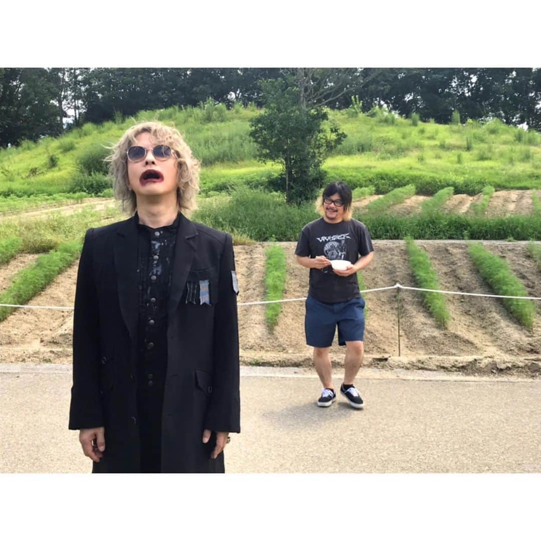 マキシマム ザ ホルモンのインスタグラム：「"MONSTER baSH 2019"のバックステージで、うどん持ってHYDEさんのHYGOからヒタヒタ……。 そしたらHYDEさんが「ハイ、ド〜ぞ」してくれた！  byダイスケはん  #マキシマムザホルモン #モンバス #HYDE #横に並んだらキャラクターの違いっぷりに #お手上げと釜あげ」