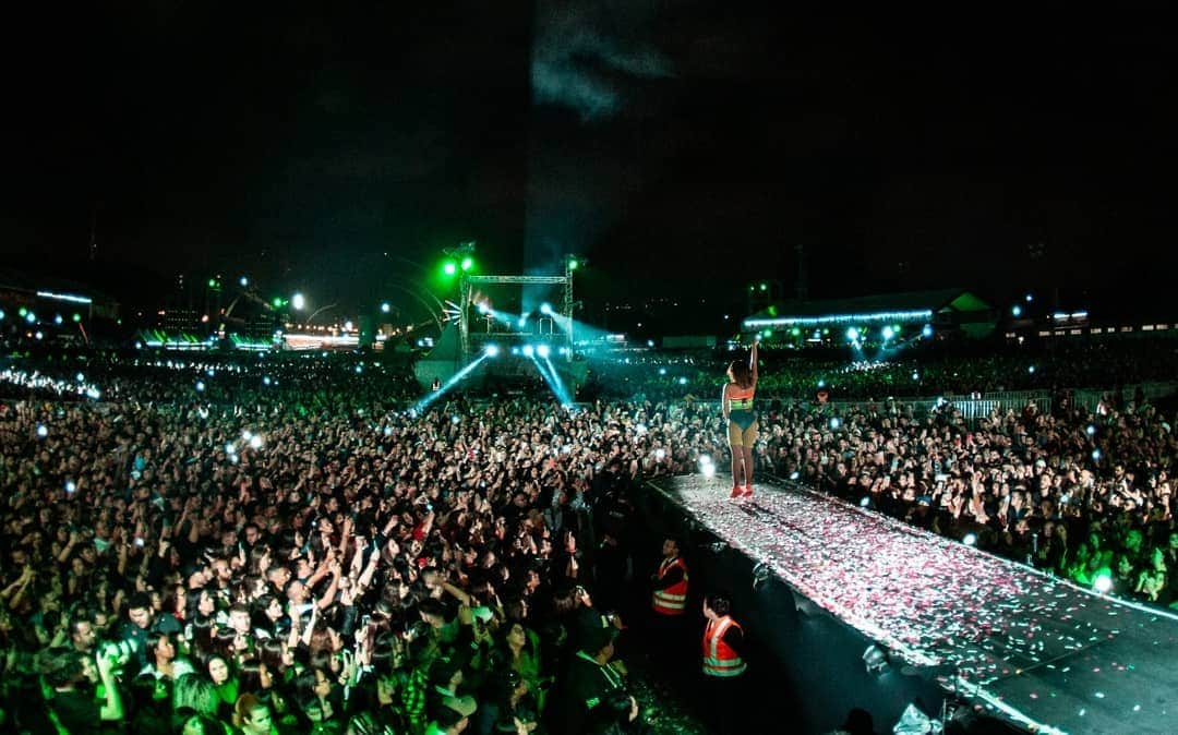 euanittaさんのインスタグラム写真 - (euanittaInstagram)「Eu tava me sentindo A GATA hoje no show 😂 obrigada São Paulo pelo carinho. Fiquei muito feliz de fazer esse evento que é realizado por pessoas muito especiais na minha vida @luizrestiffe e @marcosmioto vocês juntos são um foguete. Que evento top. AMEI」8月25日 13時40分 - anitta