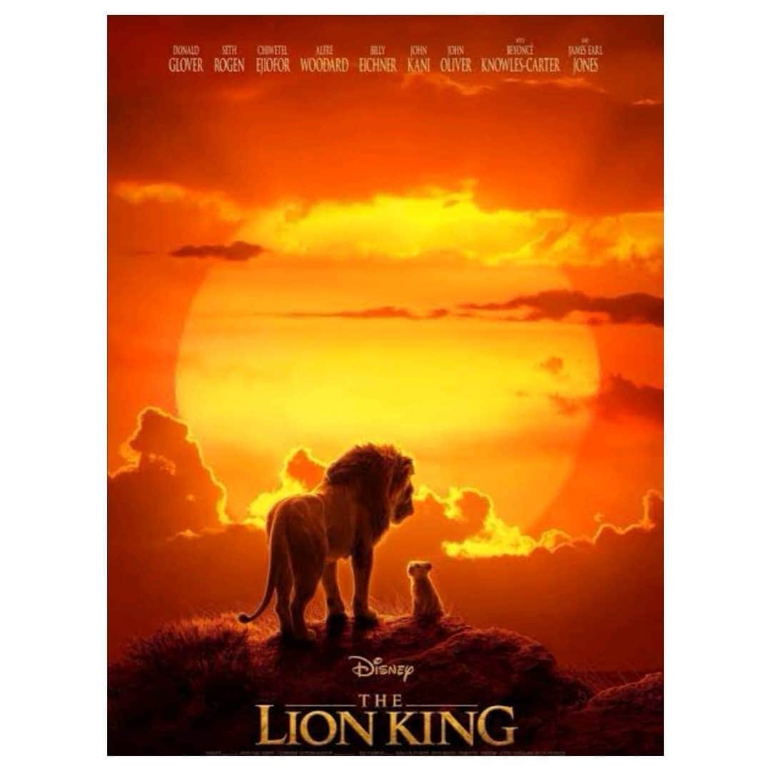 のインスタグラム：「55本め【ライオンキング】 実写版。 まずやっぱり圧倒的に歌が素晴らしい🦁✨ ハクナマタタ、Can You Feel The Love Tonight、Circle of Lifeなどの名曲を もう一度映画館のスケールで聞けた喜びが一番大きかったかも🦁✨ これまでの実写シリーズでは個人的に馴染みきれないこともあった 実写オリジナルで増えた曲も 今回はBeyonceが見事に歌い上げてて感動しました。 ・ 俳優さんが演じるアラジンや美女と野獣など他作品の実写と違って 「ライオンキングで実写って…？」と多少二の足を踏んでいたのですが やっぱりこの素晴らしい音楽、大好きな物語を また別のアプローチで見ることができて私はよかったなと思いました🦁✨ #ムービーコンシェルジュ #ライオンキング #lionking」