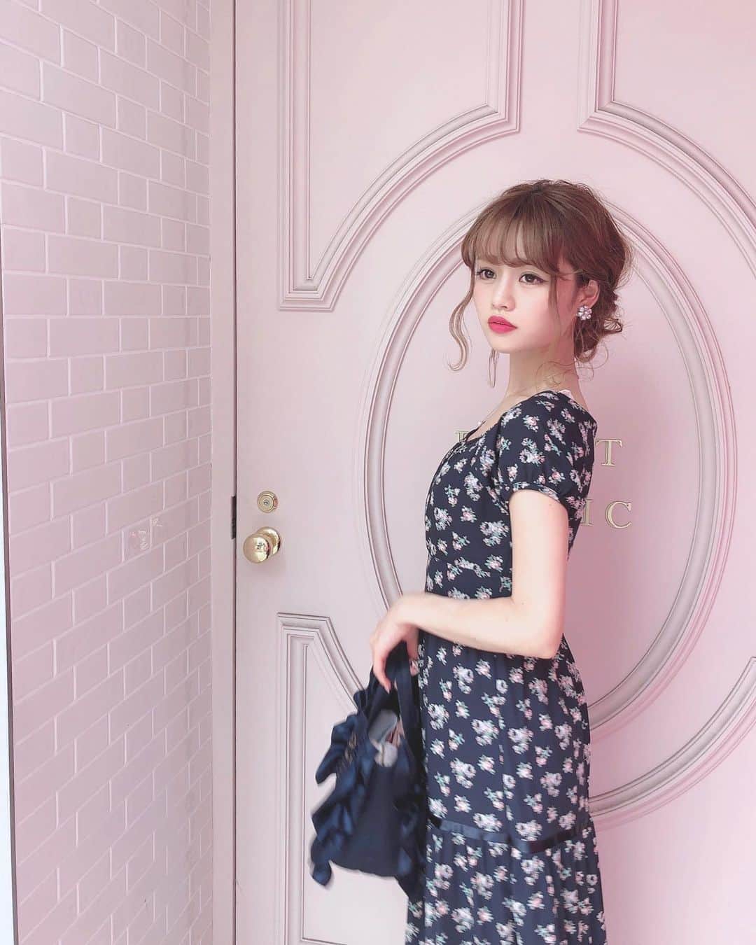 Isakoさんのインスタグラム写真 - (IsakoInstagram)「. 昨日のヘアメイク💓💓 今回もヘアはもちろん @suu.suu.sun さんに お願いしました💫💫 いつもありがとうございます🥺 . ふわふわシニヨン💇‍♀️2人並ぶと とっても可愛いよね💕 イベントの時にみんなに褒められて とっても嬉しかったです〜🥺 . . 私服のお洋服は @rasmile_official です👗 . . . . #ヘアメイク#おそろい#おそろいコーデ#ヘアアレンジ#シニヨンアレンジ#シニヨン#ヘアアレンジ#イヤリング#双子コーデ#小花#小花柄#花柄ワンピース #lerevevaniller#vaniller_style#rasmile#models」8月25日 13時43分 - ichaaako