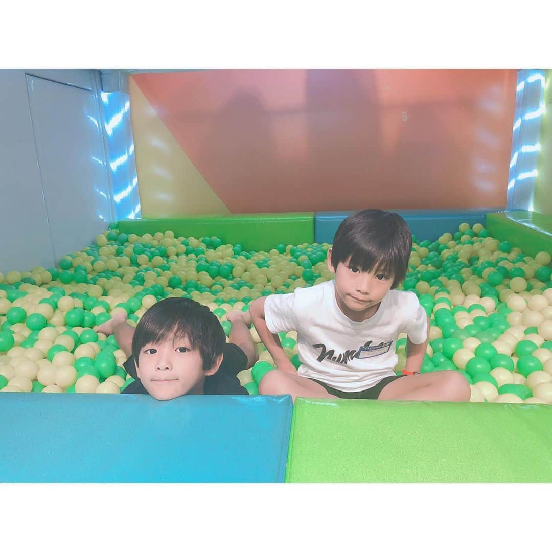 ayakoさんのインスタグラム写真 - (ayakoInstagram)「❤︎ 先日イオンに行き 子どもはイオン内のスキッズガーデンに預けて私はその間映画をゆっくり見てきました☺️ スキッズガーデンは子育ての専門教育を受けたスタッフさんなので小さいお子さんでも安心して預けられる😊 * * 私はゆっくり映画鑑賞🎞 イオンシネマでワタシアタープラスに入会してペット2の会員証をゲット😊可愛い😊 400円の入会費で1300円で映画が 見れるクーポンがもらえるのでお得😳 6回見ると1回映画が無料になるみたいで イオン行く楽しみが増えました☺️ * * 夏休みずっと一緒にいるので 少し離れてゆっくりとした時間を過ごせるのが有り難かったです😊 ❤︎ #pr#スキッズガーデン#スキッズ#skidsgarden #モーリーファンタジー#プレイグラウンド#ショッピングモール#子ども#子供#こども#キッズ#ワタシアター#ワタシアタープラス#イオンシネマ#AEONCINEMA」8月25日 13時45分 - ayaya315