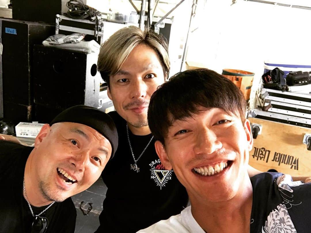 桜井誠さんのインスタグラム写真 - (桜井誠Instagram)「ステージ裏で昨日の続き+神職人！ #UVERworld #dragonash  #backdropbomb」8月25日 13時47分 - m_sakurai_da