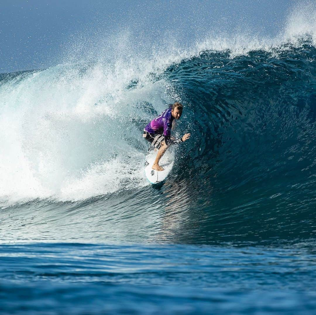 hurleyさんのインスタグラム写真 - (hurleyInstagram)「Day 1: done.⚡️ ⠀⠀⠀ The team, enjoying rippable Teahupo’o on opening day at the #TahitiPro.」8月25日 13時49分 - hurley