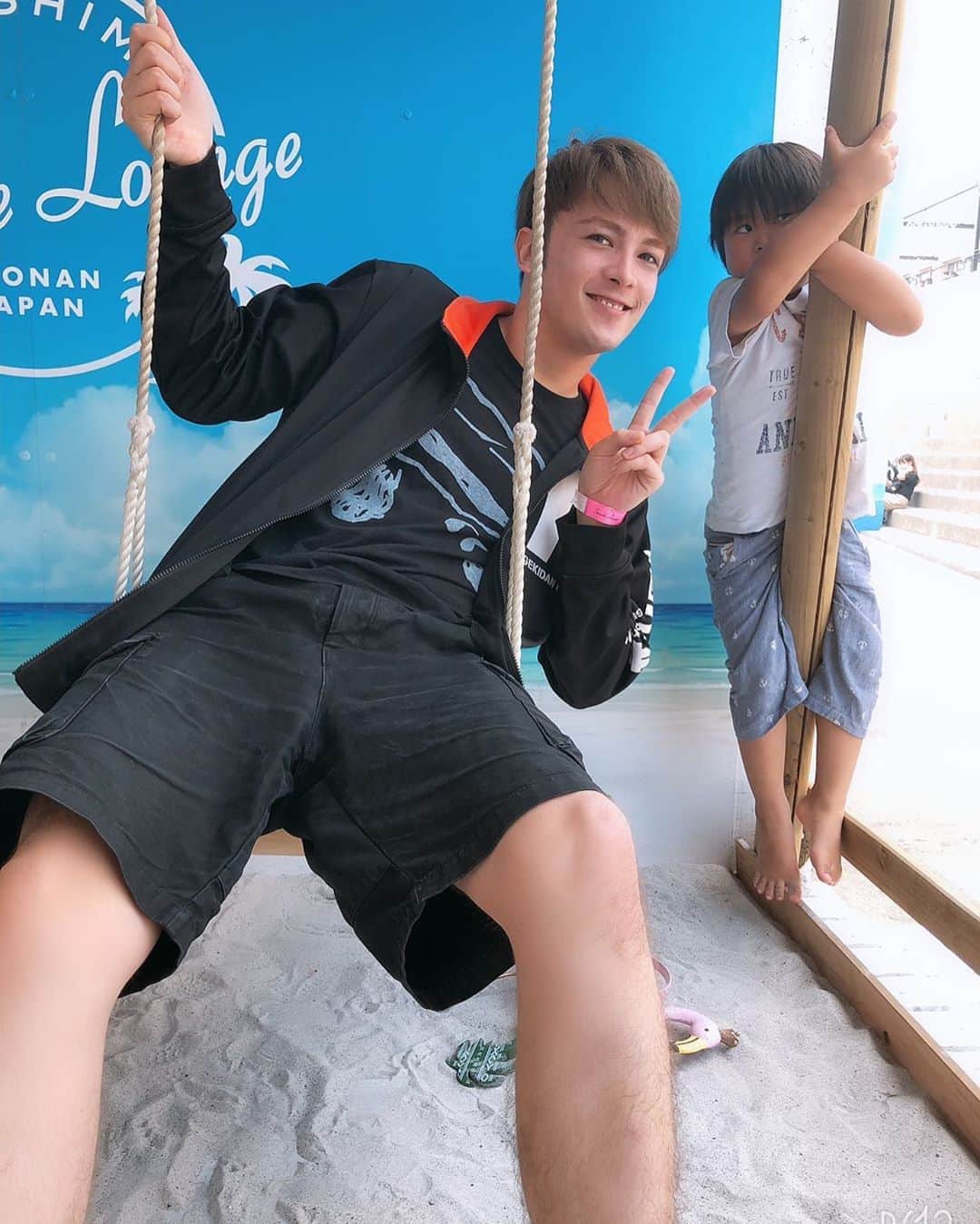 冨森ジャスティンのインスタグラム：「海！ 今年初めて夏っぽいことした！ 子供可愛い。笑」