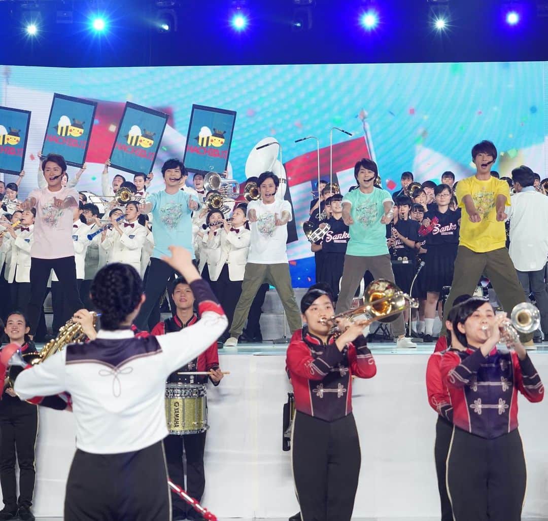 24時間テレビ42 愛は地球を救うのインスタグラム：「. 嵐と3校のブラスバンドが共演した「嵐×高校生 ブラスバンド甲子園」🎺✨ . ラストは「GUTS！」 吹奏楽部の生演奏に乗せて、嵐の5人と各高校のチアとが息のあったダンス🌟迫力満点のパフォーマンスで締めくくりました🙌 #24時間テレビ42」