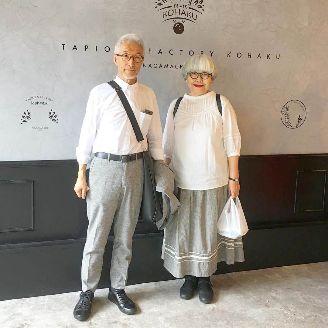 のインスタグラム：「教会の御ミサから帰って、近所のタピオカドリンク専門店 @kohaku.nagamachi さんへ。 ・ 7/16に長町駅近くにオープンしたTAPIOKA FACTORY 【琥珀-KOHAKU-】 本場・台湾から直輸入した1cmを超える大粒のタピオカを使用し、選び抜いた特選沖縄黒糖で味付けされたタピオカは、もちもちした食感でしっかりした弾力があります。 定番のメニューは4種類 ・黒糖パールミルク ・黒糖抹茶ミルク ・いちごミルク ・アメジストブルーベリーミルク 今回は新メニューの『特濃杏仁ミルク』をいただきました。 どれもとても美味しいです🥤👍 2人のツーショットは、店内でお声をかけていただいたフォロワーさんに撮っていただきました。ありがとうございます😊😊 ＊ ホワイト&グレー コーデ bon ・シャツ(UNIQLO) ・ジャケット&パンツ(GU) pon ・ブラウス(楽天) ・スカート(10年位前に買ったもの) ブラウスは楽天ROOMに載せています(プロフィール欄のURL) ＊ ＊ #タピオカドリンク #琥珀 #KOHAKU #夫婦 #60代 #ファッション #コーディネート #リンクコーデ #夫婦コーデ #グレイヘア #白髪 #共白髪 #couple #over60 #fashion #coordinate #instafashion #instagramjapan #greyhair #bonpon511」