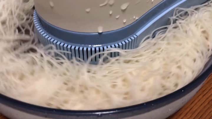 なるせのインスタグラム：「ちゃんと流しそうめんをすることに成功しました ちなみに全然食べれませんでした 多くない？こんなたくさん茹でたやつだれだよふざけんなおかしいだろ！」