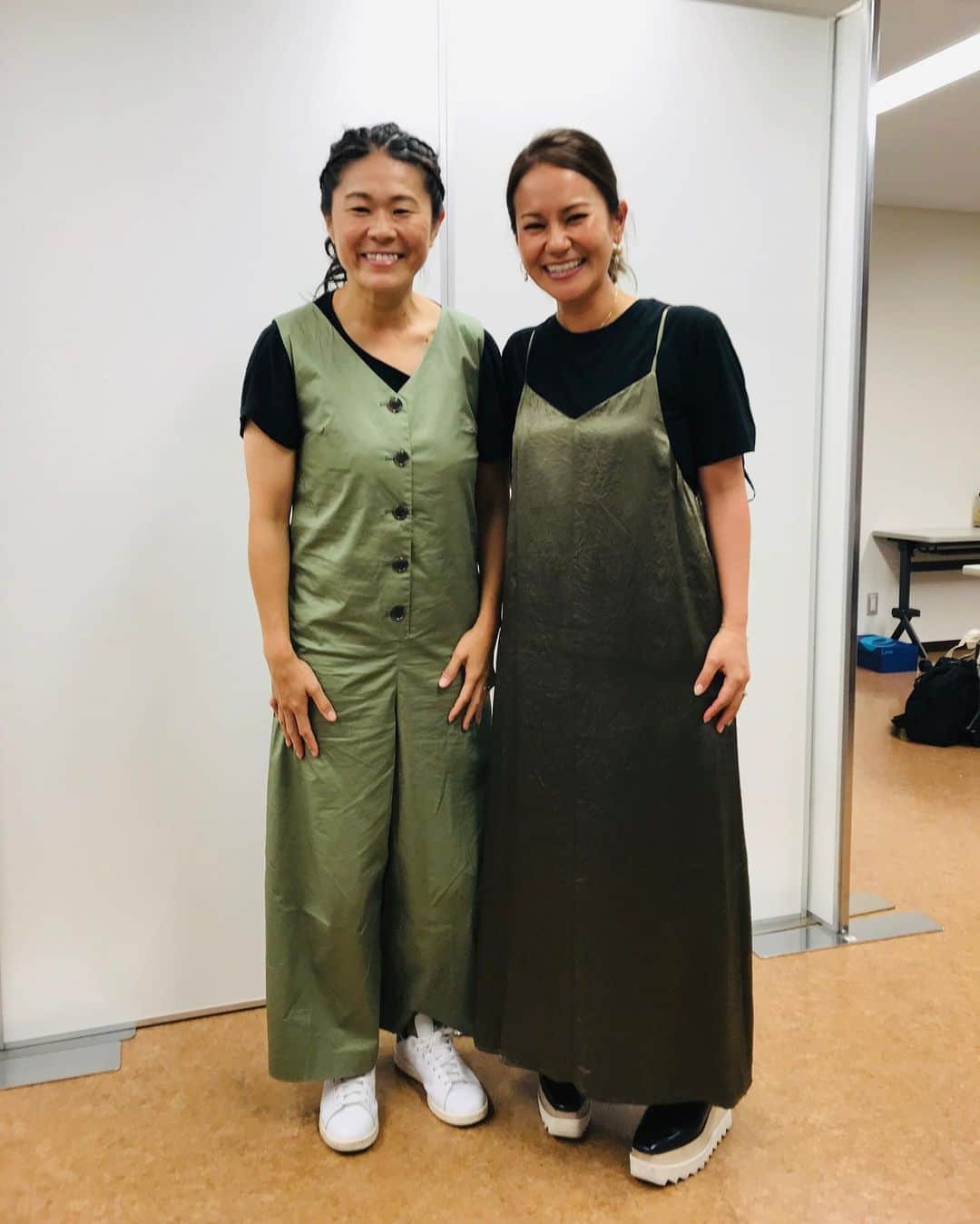 のインスタグラム：「大好きな澤さんと、まさかの色味が同じ服同士で最高すぎました！笑笑😂 #澤さん #本当素敵な方 #シンクロしやした #好みがダダ漏れな件 #私服です We didn’t plan but almost same outfit!!!😂😂😂 #yeswelovegreen #hehe」