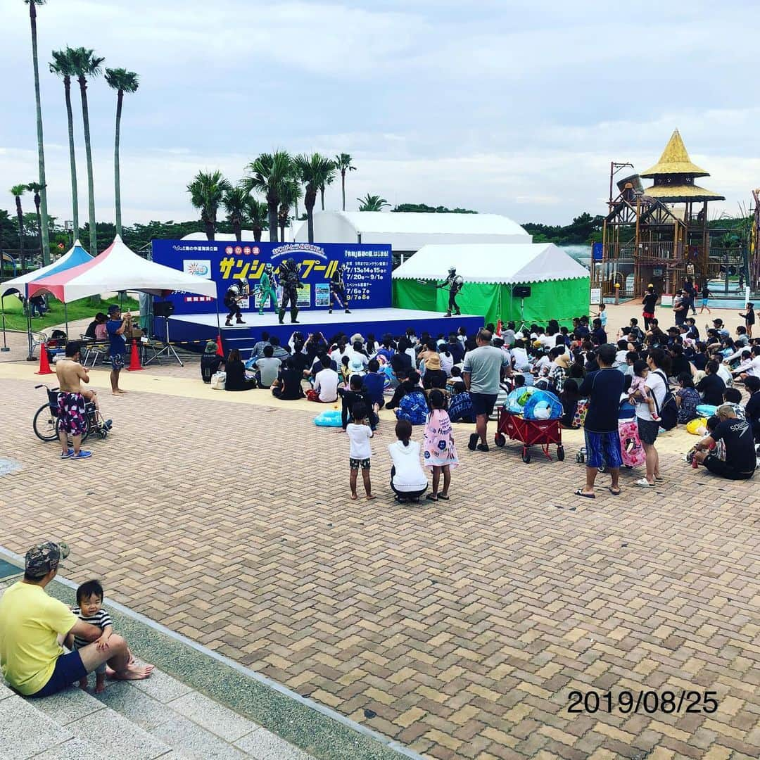 海の中道サンシャインプールのインスタグラム：「本日11:00〜の「騎士竜戦隊リュウソウジャー」ショーの様子です😆チビッコたちの掛け声とともにリュウソウジャーが登場してくれましたよ😆😆😆 8/24(土)までの本年入場者数:167,466名  #サンシャインプール #海の中道サンシャインプール #sunshinepool #海の中道海浜公園 #海の中道 #うみなか #uminonakamichiseasidepark #uminonakamichi #uminaka #夏 #夏休み #福岡の夏 #summer #晴れ #福岡 #福岡市 #福岡市東区 #fukuoka  #850万人 #850万人突破 #1万人ごとにプレゼント  #16万人突破 #記念品 #記念品贈呈 #プレゼント #次は17万人 #5万人ごとは景品豪華 #キャラクターショー #騎士竜戦隊リュウソウジャー #騎士竜戦隊リュウソウジャーショー」