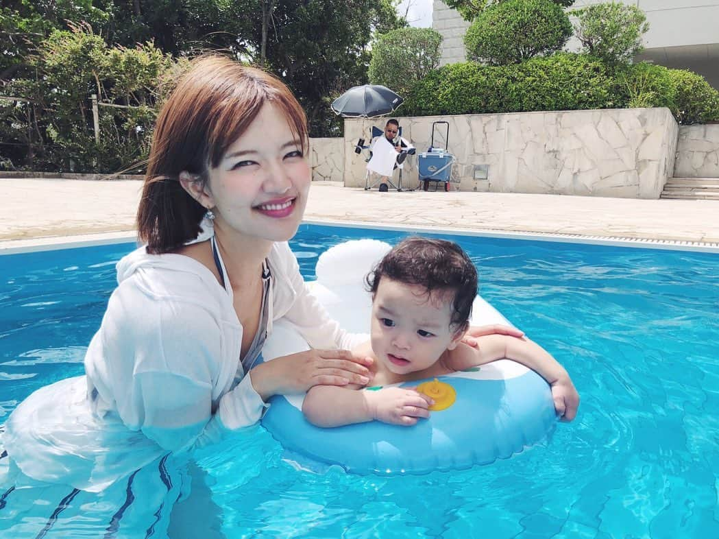 右田里沙(木村里沙) のインスタグラム：「白浜旅行☀️ 海は暑すぎて断念したけどホテルのプールが快適すぎた😎⛱ ベビープランが至れり尽くせりで、赤ちゃん連れの方に是非オススメしたい🥺👏✨」