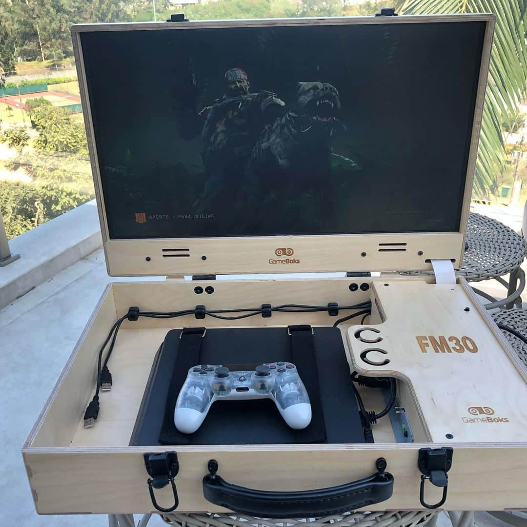 フェリペ・メロさんのインスタグラム写真 - (フェリペ・メロInstagram)「Thanks a lot @gameboks for sending me my own personalized now I can play where’ve I want. Obrigado @gameboks por me mandar esse lindo presente personalizado,agora posso jogar meu PlayStation em qualquer lugar!! #ousado #obrigadoJesus #gamebooks  #number1 #thebest」8月26日 1時17分 - felipemelo