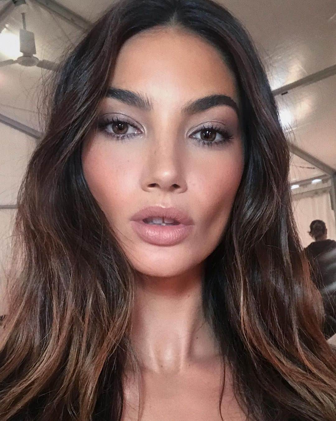 Hung Vanngoさんのインスタグラム写真 - (Hung VanngoInstagram)「Do you usually prefer cool or warm tones more? I love these cool tones on @lilyaldridge ❤️🌟💫⚡️✨⭐️. 💇 @harryjoshprotools 💄 @hungvanngo」8月25日 23時49分 - hungvanngo