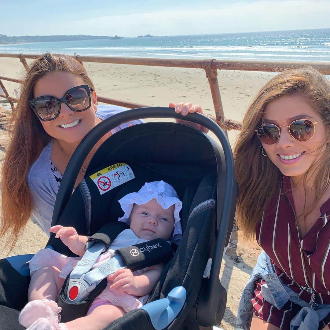 ニッキー・サンダーソンのインスタグラム：「Perfect weekend topped off with a stroll along the beach with my favourites 💗  #family #beach #beachstroll #jersey #sun #sunshine #canistayforever #love」