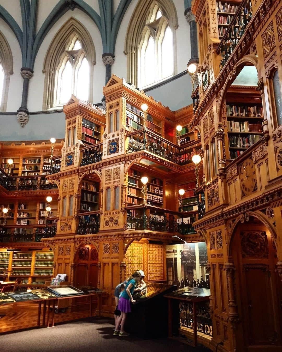Explore Canadaさんのインスタグラム写真 - (Explore CanadaInstagram)「“The more things you read, the more things you’ll know. The more that you learn, the more places you’ll go.” - Dr. Seuss 📚. You can get a head start on reading inspiration at the Library of Parliament in Ottawa. Built in 1876, the library survived a major fire in 1916 that destroyed the majority of the Centre Block of Parliament. The best way to see the library is on a free guided tour of the Centre Block which is offered year-round. #ExploreCanada⁠ ⁠ 📷: @catherinehmacdonald ⁠ 📍: @library.parl.biblio, @ottawatourism, @ontariotravel ⁠ ⁠ #MyOttawa #DiscoverON」8月26日 0時00分 - explorecanada