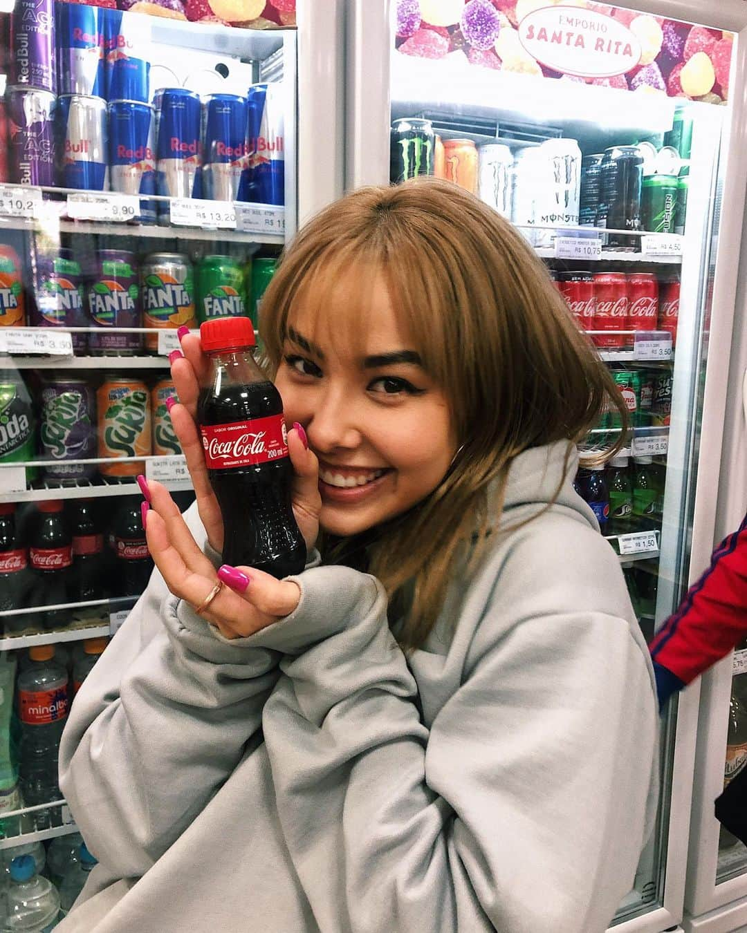 Akinaさんのインスタグラム写真 - (AkinaInstagram)「Me & my very teeny tiny, very cute coca-cola bottle #happy #purehappiness」8月26日 0時11分 - akina_faky