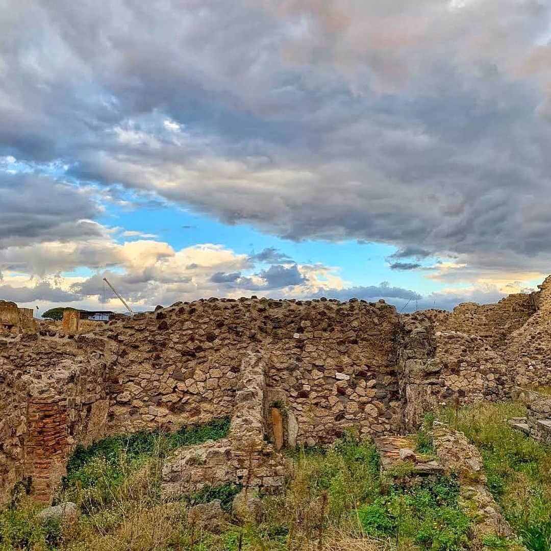 ジェームズ・ガンさんのインスタグラム写真 - (ジェームズ・ガンInstagram)「My favorite historic site I’ve ever been to is Pompeii. I just came across these photos from a trip @jenniferlholland and I took to #Pompeii and #Herculaneum earlier this year. Many people think of these cities as “ruins” - but what’s incredible is how much of them are still standing - how much of the architecture and art and history and culture is there for us to enjoy and learn from today - and how much of these once vibrant cities are still submerged, yet to be unearthed.  For anyone traveling to #Italy, it would be a shame not to plan a day excursion to these amazing places. ❤️」8月26日 0時20分 - jamesgunn