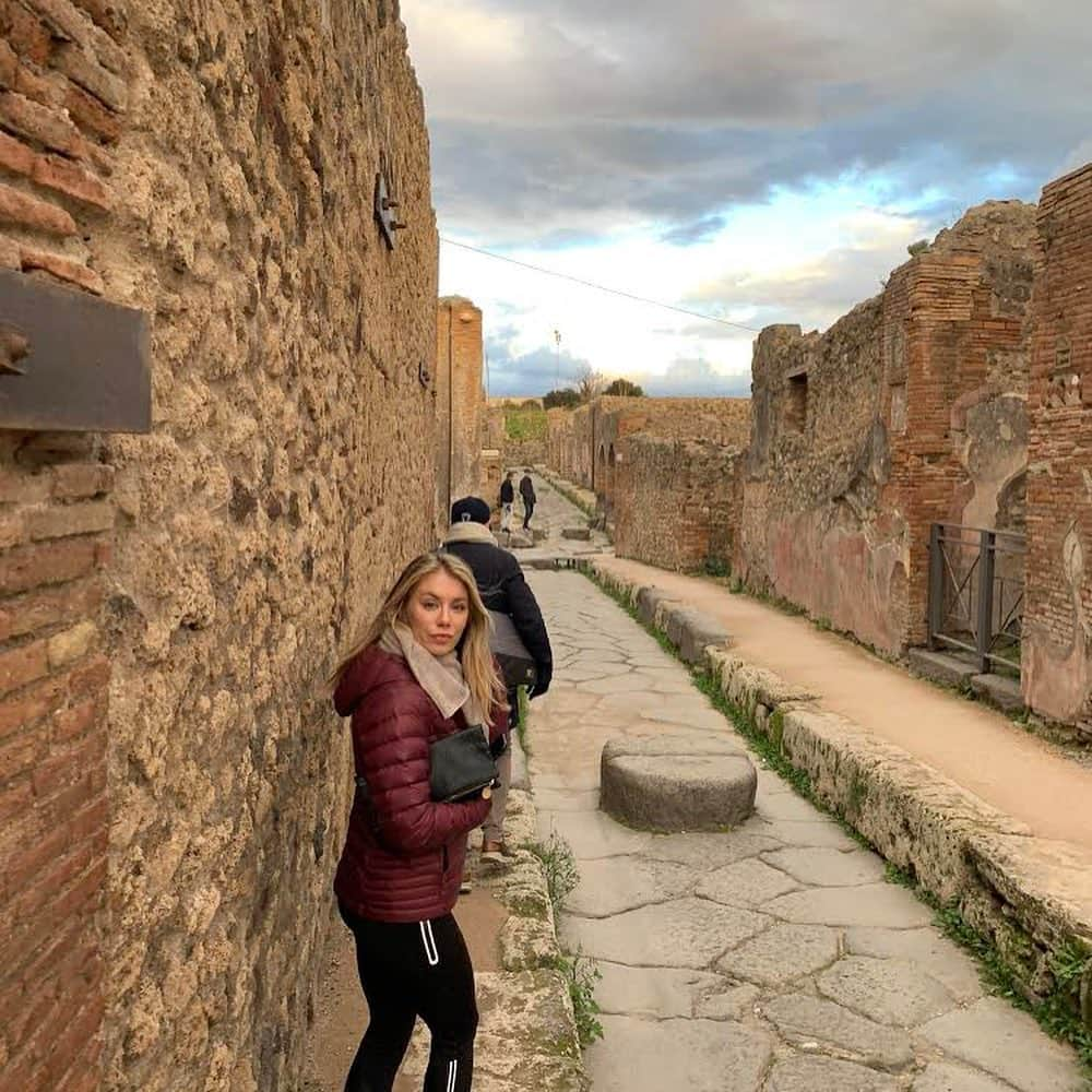 ジェームズ・ガンさんのインスタグラム写真 - (ジェームズ・ガンInstagram)「My favorite historic site I’ve ever been to is Pompeii. I just came across these photos from a trip @jenniferlholland and I took to #Pompeii and #Herculaneum earlier this year. Many people think of these cities as “ruins” - but what’s incredible is how much of them are still standing - how much of the architecture and art and history and culture is there for us to enjoy and learn from today - and how much of these once vibrant cities are still submerged, yet to be unearthed.  For anyone traveling to #Italy, it would be a shame not to plan a day excursion to these amazing places. ❤️」8月26日 0時20分 - jamesgunn