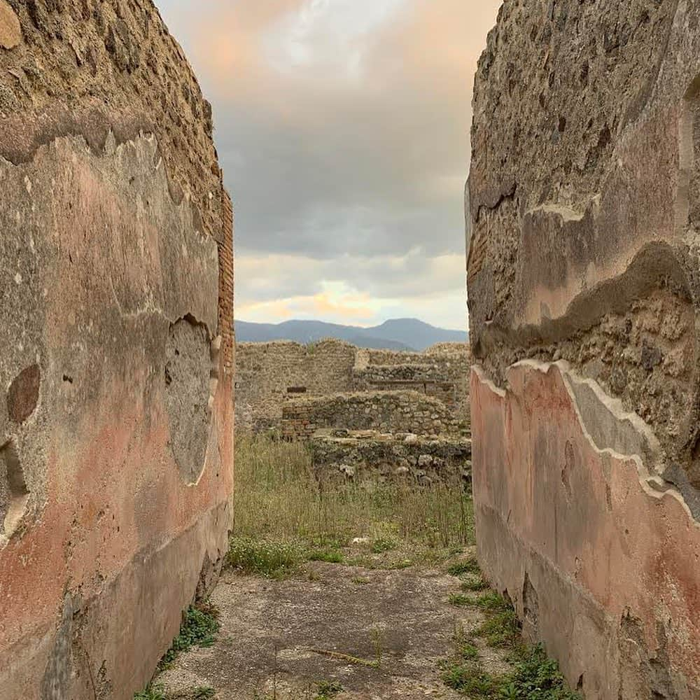 ジェームズ・ガンさんのインスタグラム写真 - (ジェームズ・ガンInstagram)「My favorite historic site I’ve ever been to is Pompeii. I just came across these photos from a trip @jenniferlholland and I took to #Pompeii and #Herculaneum earlier this year. Many people think of these cities as “ruins” - but what’s incredible is how much of them are still standing - how much of the architecture and art and history and culture is there for us to enjoy and learn from today - and how much of these once vibrant cities are still submerged, yet to be unearthed.  For anyone traveling to #Italy, it would be a shame not to plan a day excursion to these amazing places. ❤️」8月26日 0時20分 - jamesgunn