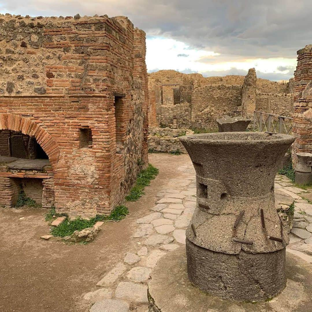 ジェームズ・ガンさんのインスタグラム写真 - (ジェームズ・ガンInstagram)「My favorite historic site I’ve ever been to is Pompeii. I just came across these photos from a trip @jenniferlholland and I took to #Pompeii and #Herculaneum earlier this year. Many people think of these cities as “ruins” - but what’s incredible is how much of them are still standing - how much of the architecture and art and history and culture is there for us to enjoy and learn from today - and how much of these once vibrant cities are still submerged, yet to be unearthed.  For anyone traveling to #Italy, it would be a shame not to plan a day excursion to these amazing places. ❤️」8月26日 0時20分 - jamesgunn