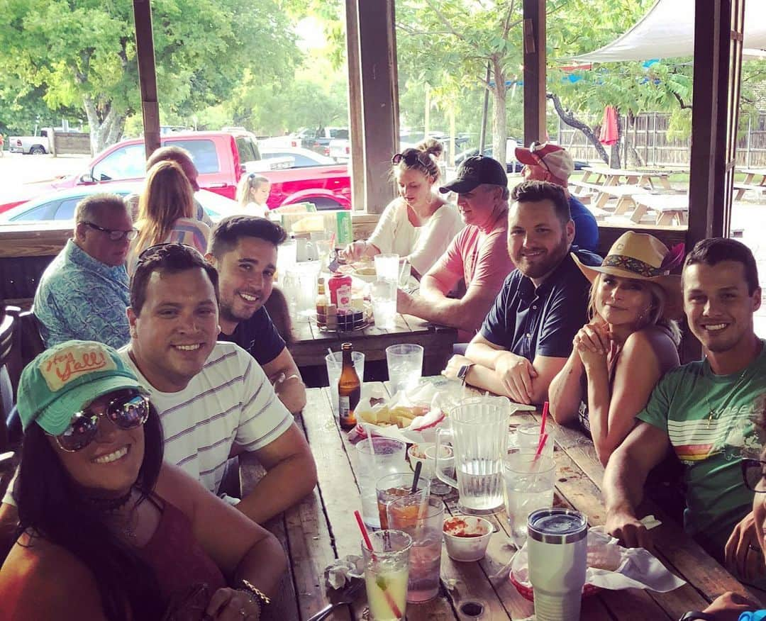 ミランダ・ランバートさんのインスタグラム写真 - (ミランダ・ランバートInstagram)「Celebrated mama turning 60 and our parents 40th anniversary Texas style! Cheers Rick and Bev Lambert #boobsandtubes #gruene #texmex #allmyrowdyfriends #hubbysfirstfloat」8月26日 0時18分 - mirandalambert