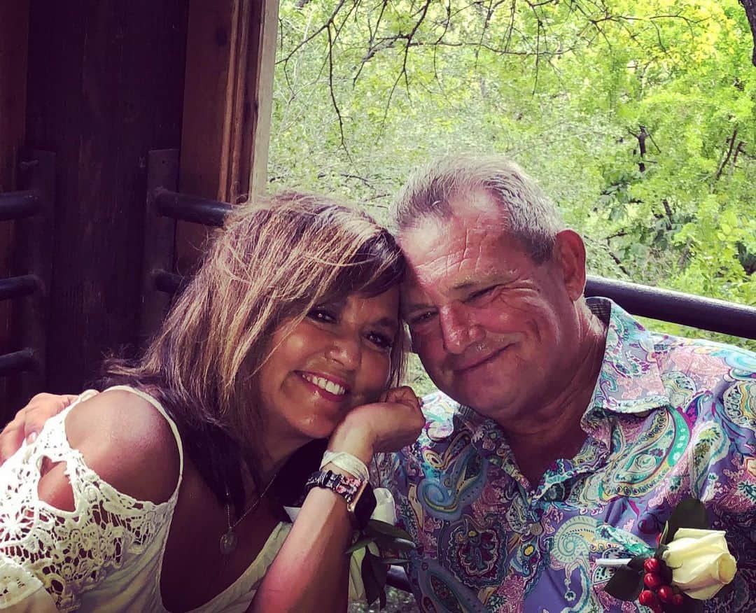 ミランダ・ランバートさんのインスタグラム写真 - (ミランダ・ランバートInstagram)「Celebrated mama turning 60 and our parents 40th anniversary Texas style! Cheers Rick and Bev Lambert #boobsandtubes #gruene #texmex #allmyrowdyfriends #hubbysfirstfloat」8月26日 0時18分 - mirandalambert