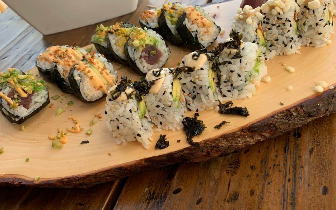 岡崎慎司さんのインスタグラム写真 - (岡崎慎司Instagram)「Stay strong 💪and refresh with Sushi 😋#何事も経験#経験するたびに免疫がつくよね。#ビーチを目の前に寿司いい。#明日からまた頑張ろう。」8月26日 0時35分 - shinjiokazaki_official