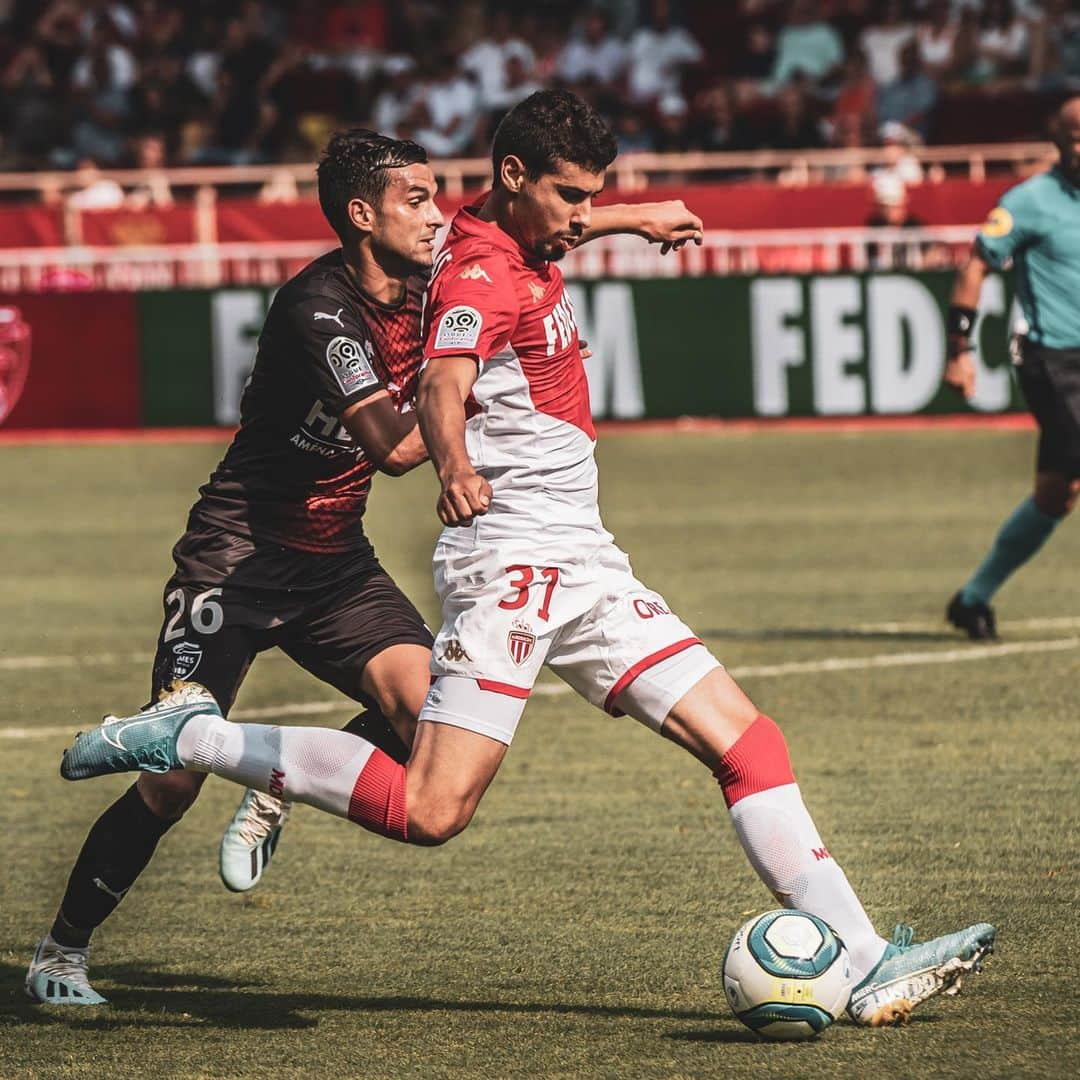 ASモナコさんのインスタグラム写真 - (ASモナコInstagram)「Premier but ⚽️ en Rouge et Blanc pour @islamslimani09 & @wissbenyedder face à Nîmes 👏 - L’AS Monaco 🇲🇨, dominateur en première mi-temps, a vu les Nîmois revenir et égaliser en seconde. Score final 👉 2-2」8月26日 0時30分 - asmonaco