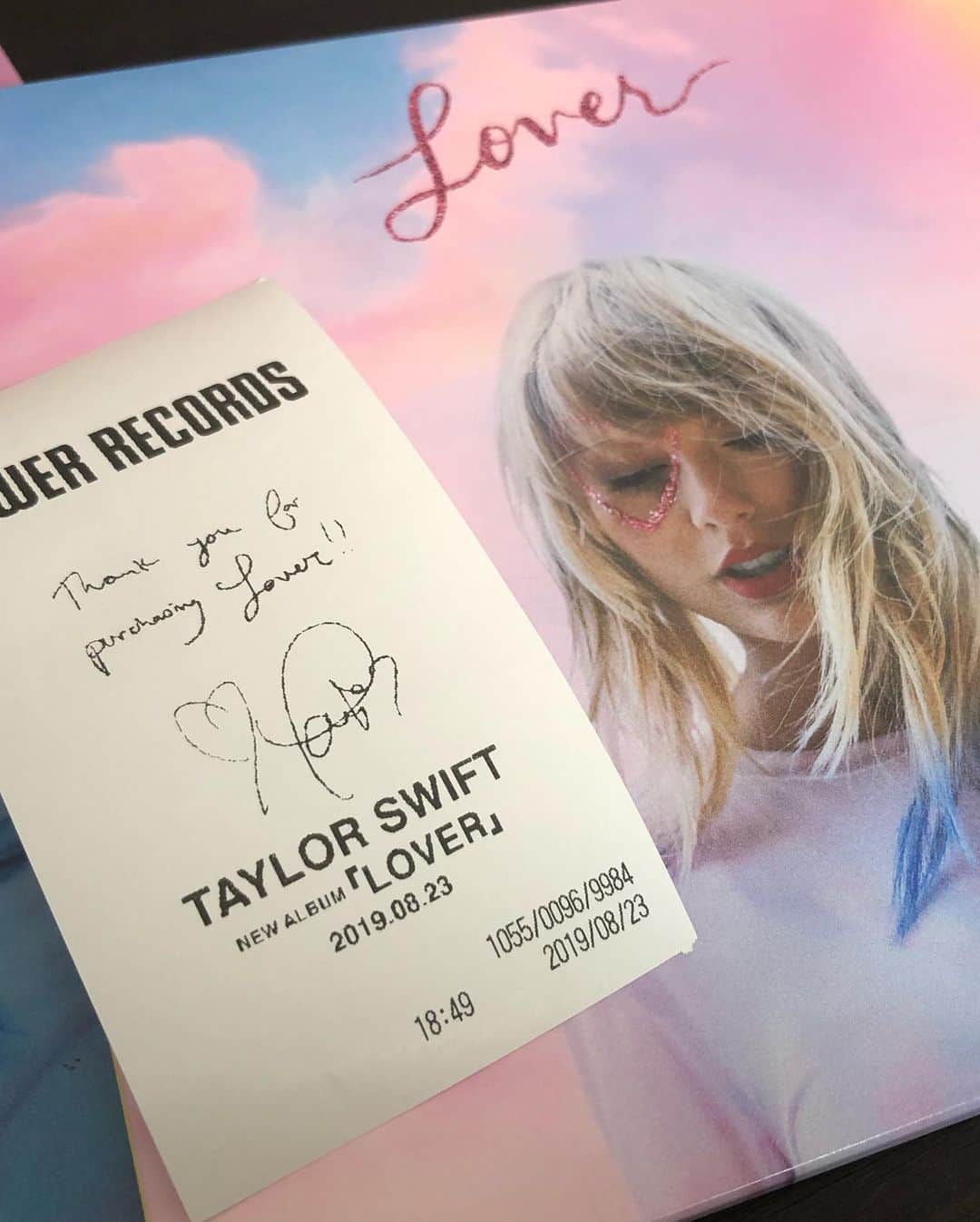 髙木萌香さんのインスタグラム写真 - (髙木萌香Instagram)「☺︎🎤﻿ ﻿ Got Taylor’s new album right after work♥️﻿ I was listening to her album on the bullet train, and couldn’t stop crying:( ﻿ i love the black and white phase of reputation and now #Lover  is bright colorful pastel colors🌈🦋﻿ ﻿ 名古屋から東京に帰るときに新幹線の中でテイラーのアルバム聴いてたんだけど...最高すぎた😭﻿ 今回、曲の歌詞が全部いい😭泣ける。﻿ ﻿ タワレコ限定のファイル、そしてレシートにはテイラーのサイン🌼﻿ Thank you Taylor for being an amazing role model💚🧡💛❤️💙﻿ ﻿ #taylorswift﻿ #テイラースウィフト﻿ #lover﻿ #タワレコ﻿ #zipfm #名古屋 #東京 #Japan #Tokyo #ラジオ #swiftie ﻿」8月26日 0時36分 - margaretm0e