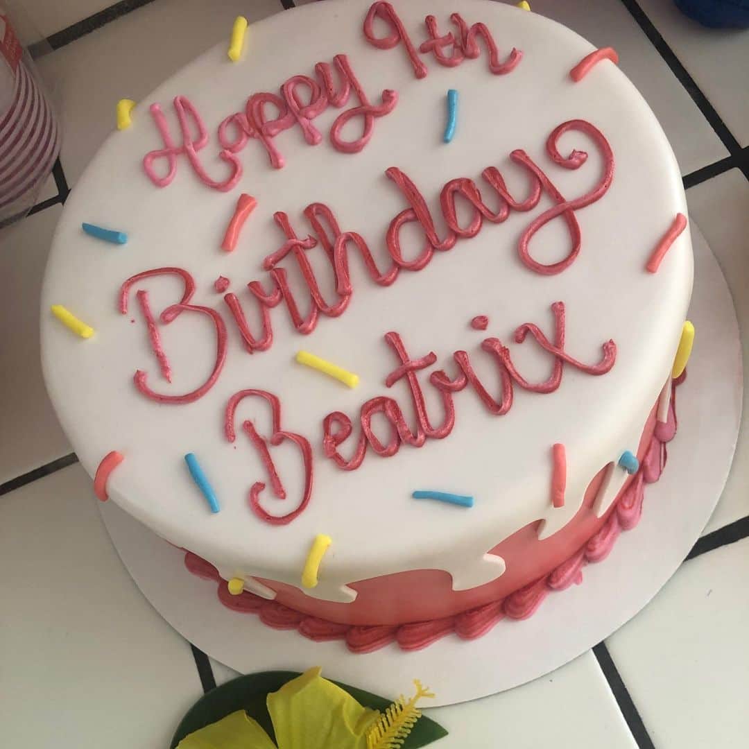 ジョディ・スウィーティンさんのインスタグラム写真 - (ジョディ・スウィーティンInstagram)「Yesterday was Bea’s 9th birthday party (her actual day is next Saturday!) and man, did she have fun! It was an Aloha Pool Party, complete with a limbo contest and cupcake decorating by @duffscakemix ! A sleepover happened with about 9 or 10 girls and now... this mama is EXHAUSTED. Happy to see Bea enjoy herself, but i think a quiet, dark room sounds reeeeally good right now.」8月26日 0時37分 - jodiesweetin