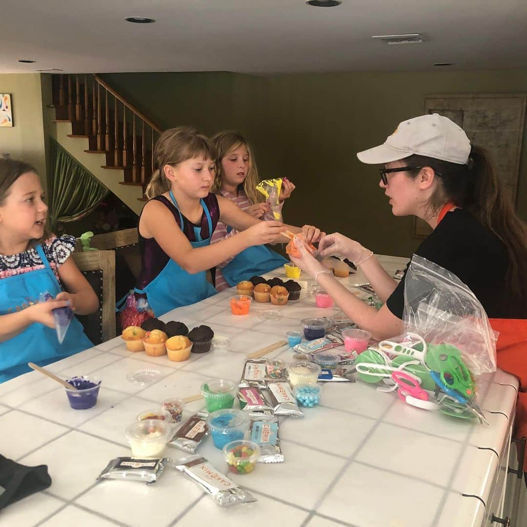 ジョディ・スウィーティンさんのインスタグラム写真 - (ジョディ・スウィーティンInstagram)「Yesterday was Bea’s 9th birthday party (her actual day is next Saturday!) and man, did she have fun! It was an Aloha Pool Party, complete with a limbo contest and cupcake decorating by @duffscakemix ! A sleepover happened with about 9 or 10 girls and now... this mama is EXHAUSTED. Happy to see Bea enjoy herself, but i think a quiet, dark room sounds reeeeally good right now.」8月26日 0時37分 - jodiesweetin