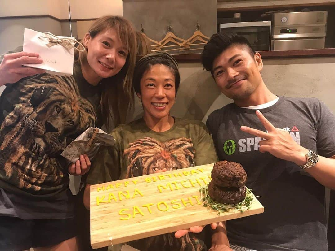 渡辺華奈さんのインスタグラム写真 - (渡辺華奈Instagram)「. 誕生日祝っていただきました🥺🎂 ありがとうございます🦁✨ みちこさんとは同じ日😎 多方面のムキムキメンバーにお集まりいただいて超楽しかったぁぁぁあ！！ . . ありがとうございました(●´ω｀●) . 後から聞いた話... お兄ちゃん、サプライズで高めのケーキを買ってきてくれていたのですが出すタイミングを逃してしまいそのままお店にあげたそうです😂！ . . #そして今日はお父さんの誕生日🎂 #ライオン 🦁 #Tシャツ #誕生日 #しゃくれるプラネット #spartanrace  #kunoichi #ポールダンス #居合道 #総合格闘技 #筋肉女子 #筋肉男子 #ムキムキ #肉 #減量 #渡辺兄弟」8月26日 0時46分 - kana_0821