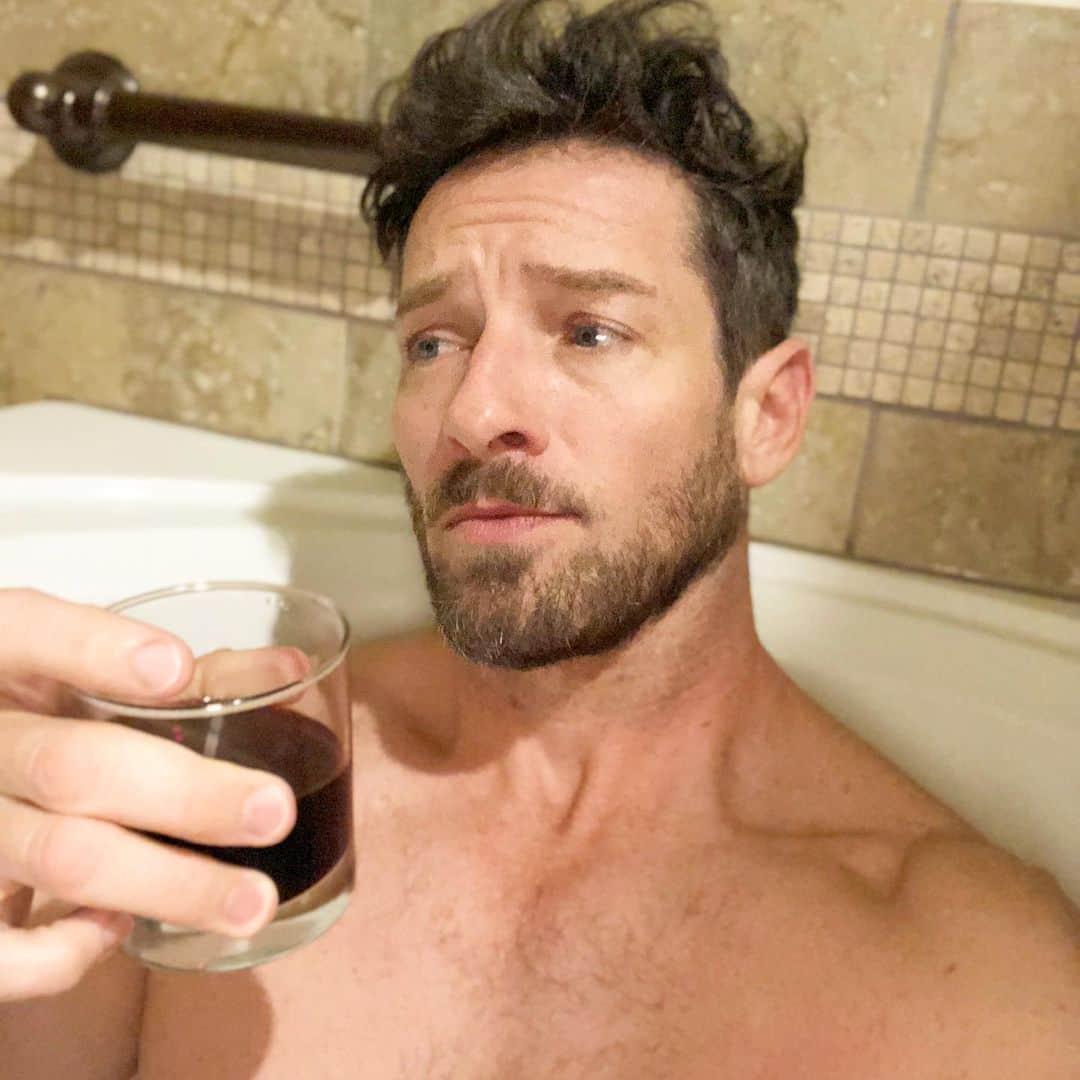 イアン・ボーエンのインスタグラム：「These wine glasses are much harder to knock over.」