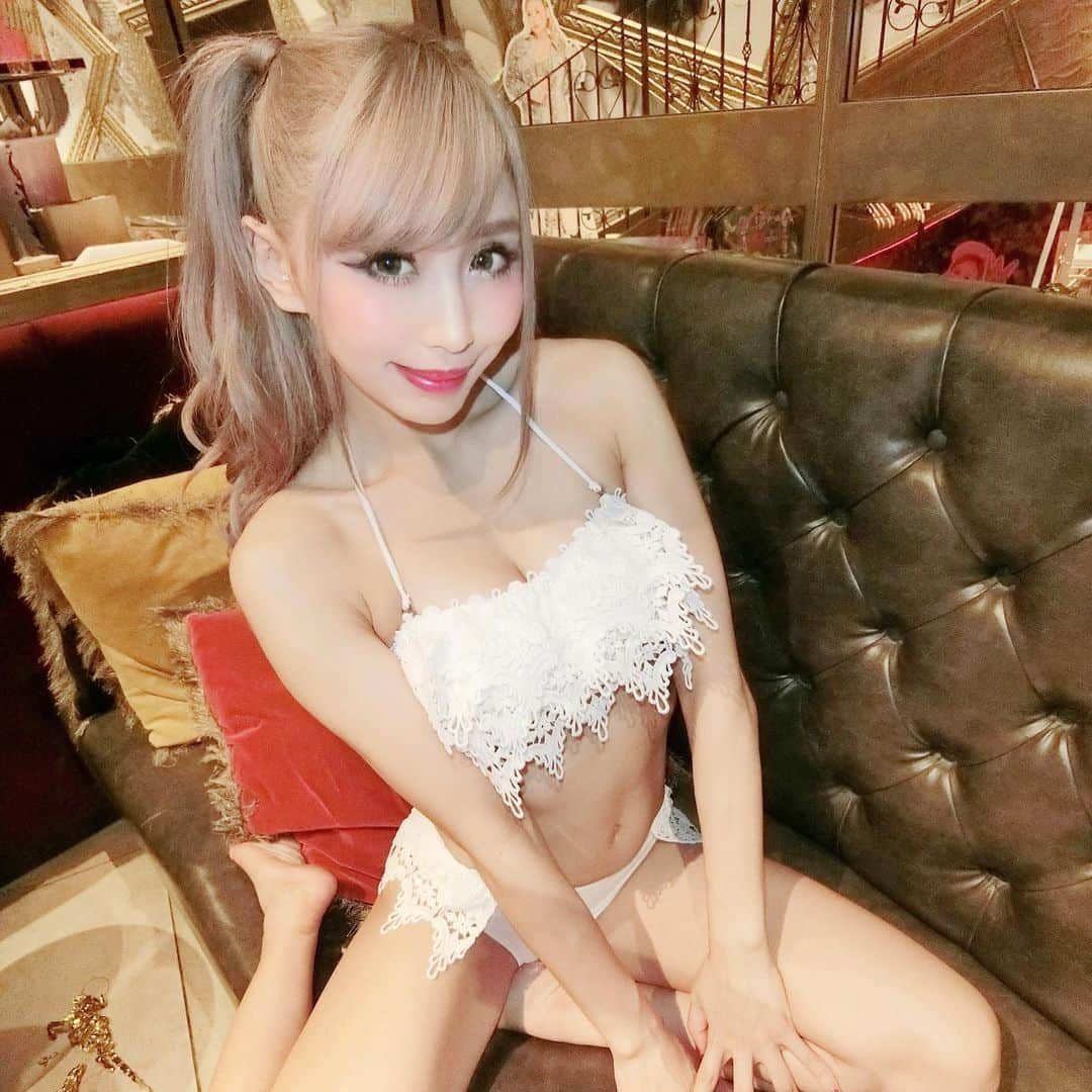 KAZUKIさんのインスタグラム写真 - (KAZUKIInstagram)「あいみんちゃんの水着めっちゃかわいい🍒 最近色々水着ゲットしたんだよー😍 見に来てね💕 ＊ おやすみなさい( ˘ω˘ )ｽﾔｧ…」8月26日 0時54分 - kazuki_burlesque