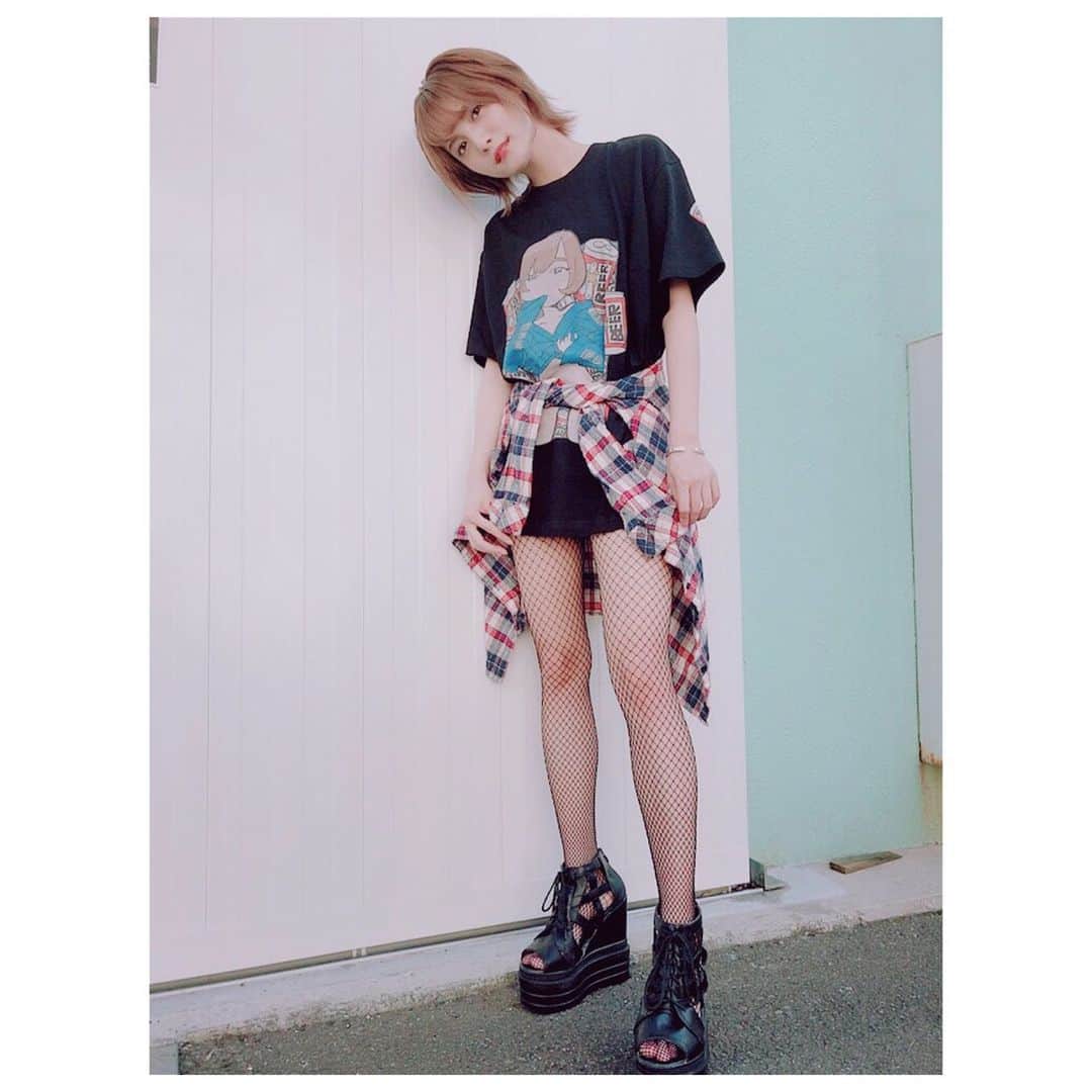 美沙玲奈さんのインスタグラム写真 - (美沙玲奈Instagram)「もうすぐ夏も終わるね‥☻☀ マキT👕 @nishimaakii 可愛い。破れタイツ加入希望💋」8月26日 0時55分 - rei777_official