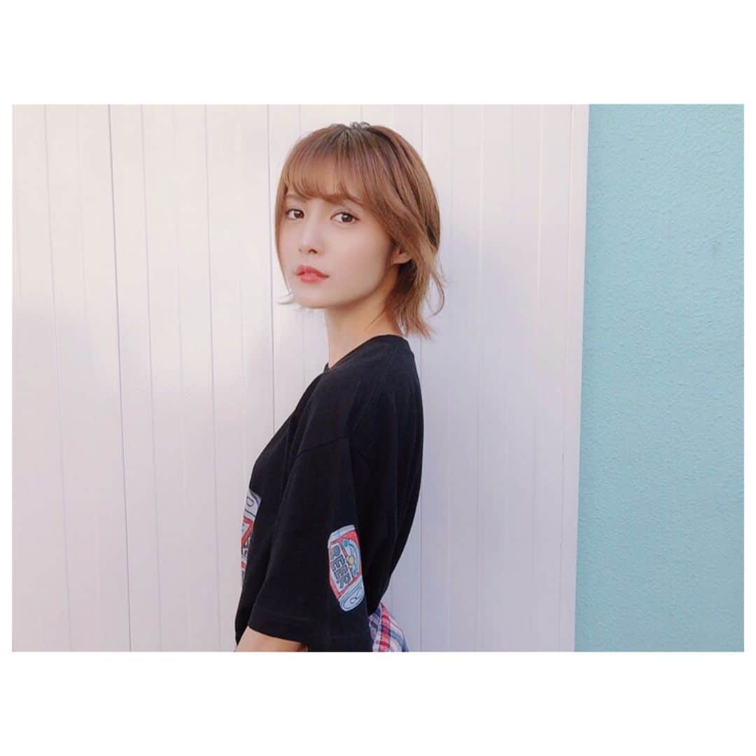 美沙玲奈のインスタグラム：「もうすぐ夏も終わるね‥☻☀ マキT👕 @nishimaakii 可愛い。破れタイツ加入希望💋」