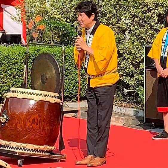 足立康史さんのインスタグラム写真 - (足立康史Instagram)「今日は、池田市内のご挨拶回りを経て、特別養護老人ホームポプラで開催の社会福祉法人池田さつき会の夏祭りでお祝いを申し上げました。法人設立から１５年でこれだけの事業を展開されていることに敬意を表するとともに、利用者さん、施設、そして地域の街づくりが一体となった理想的な福祉サービスの展開に、これからも期待したいと存じます。夜は茨木の石門会の皆さまと懇親会。」8月26日 0時48分 - adachiyasushi