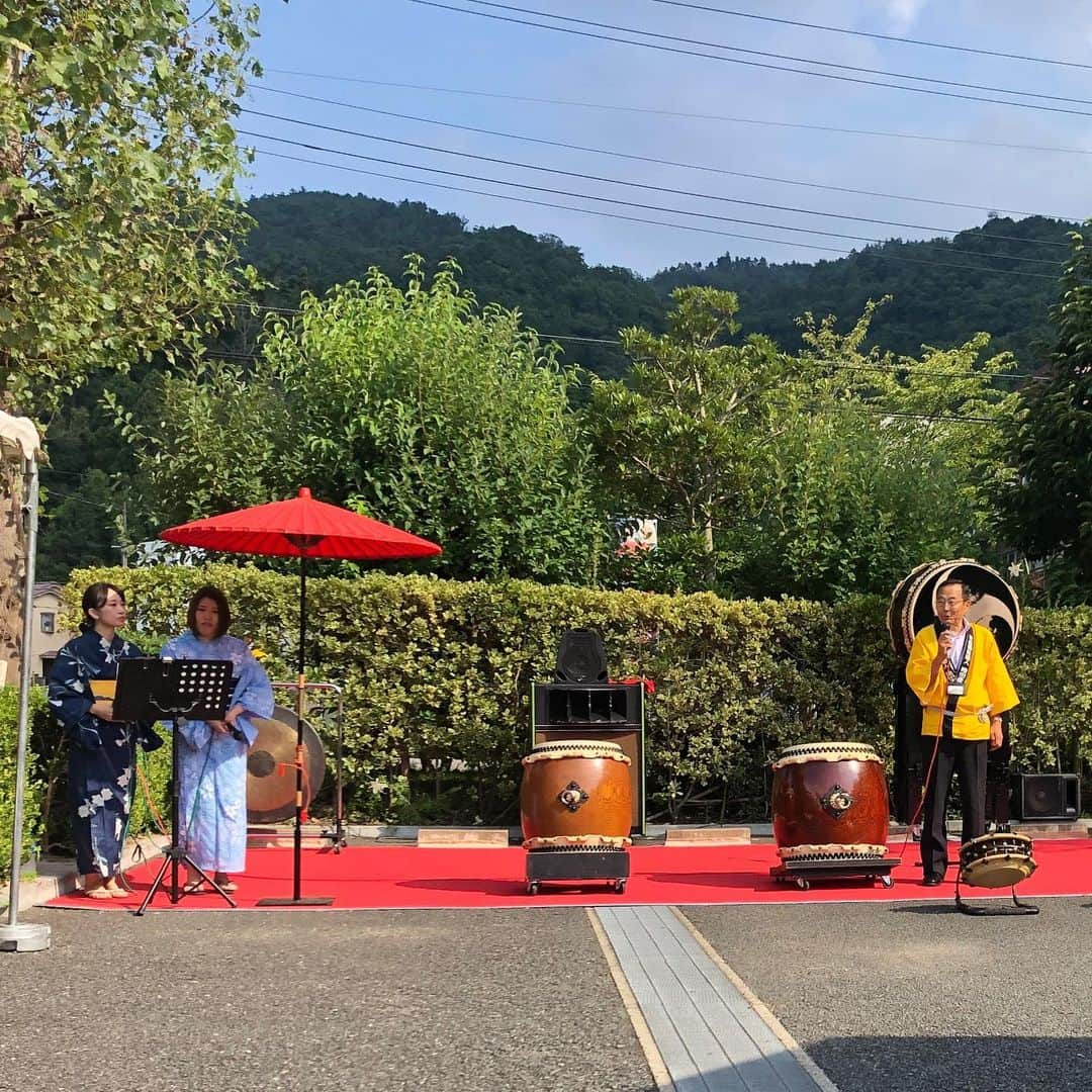 足立康史さんのインスタグラム写真 - (足立康史Instagram)「今日は、池田市内のご挨拶回りを経て、特別養護老人ホームポプラで開催の社会福祉法人池田さつき会の夏祭りでお祝いを申し上げました。法人設立から１５年でこれだけの事業を展開されていることに敬意を表するとともに、利用者さん、施設、そして地域の街づくりが一体となった理想的な福祉サービスの展開に、これからも期待したいと存じます。夜は茨木の石門会の皆さまと懇親会。」8月26日 0時48分 - adachiyasushi