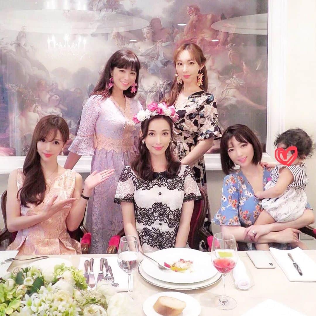関有美子のインスタグラム：「💕💕💕💕💕 . . 先日、アパレル社長で女優さんの @plievesaki のお誕生日会を 仲良しメンバーで。 @yuurimorishita 森下悠里ちゃん @naccy0112  ナッシー @marie.flower まなちゃん と🥂 ドレスコードはさきちゃんのブランド @montresorsaki のドレス😊😊😊😊😊 . . 青山エリュシオンハウスは 個室だと子どももOKで のんびり過ごせました🥂 . . #青山#エリュシオンハウス#birthday  #party#美女#誕生日」
