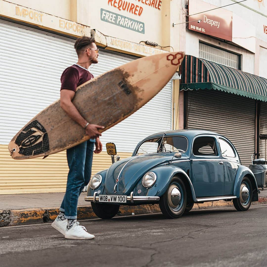 フォルクスワーゲンさんのインスタグラム写真 - (フォルクスワーゲンInstagram)「Chase the waves, chase fun. #classiccar #sundayfunday #vwbeetle #volkswagen #vw」8月26日 1時00分 - volkswagen