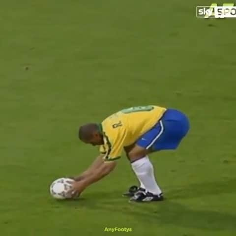 のインスタグラム：「An Unforgettable Free-Kick @oficialrc3 🚀🇧🇷 🎥 @skysports  _____________________________________________ #futbol#433#fifa#fut#robertocarlos#footballfans#rmcf#brasilia#brazil#brasil#realmadridcf#madrid#goals#golazos#goal#golazo#soccer#footy#rc6#fussball#realmadrid#rc3#freekicks#golazo #freekick#carlos🇧🇷」