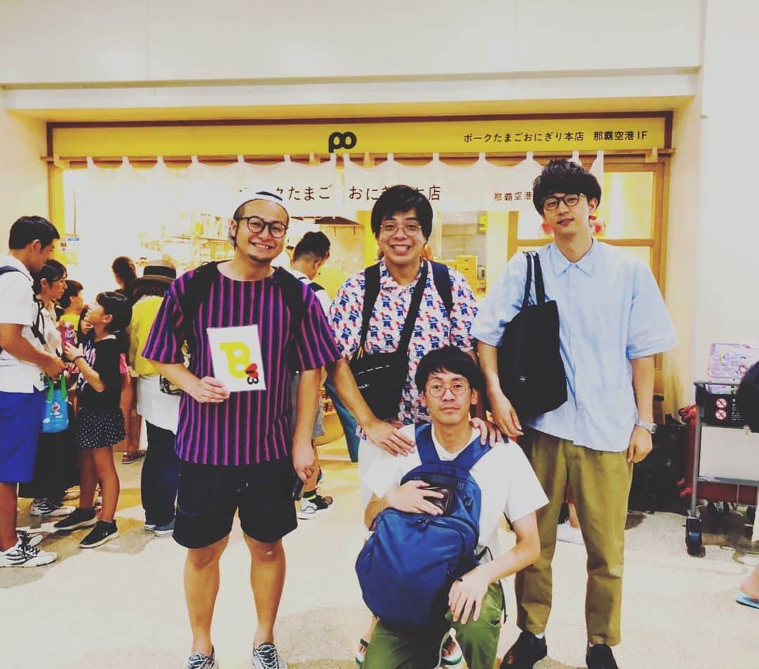 石山大輔さんのインスタグラム写真 - (石山大輔Instagram)「平山相太選手っ！！ 伝説のストライカー（笑）  高校の時に、あんな化け物と一緒にサッカーしたら楽しいやろうなーっ思ってたら、仕事で一緒に。 今はなんと、、吉本興業のスポーツセクションに所属しているみたい。  同世代ということもあり話しやすく、めちゃくちゃええ人！ パラリンピックの競技を体験させてもらいました！ 「ボッチャ」という競技、初めて知りましたがアレはハマるな！楽しいっ！！ そして、メンズエステの管理人こと、菅井ちゃん！ 吉本若手芸人の体のメンテを受け持ってるといっても過言ではない。 登竜門的な感じなってもうてる。いつもすまない、菅井ちゃん！ いつものスマイルでございます！  最近、砂や土のお勉強を始めまして「ピカピカ泥だんご」作ってみました。 砂と土と水だけです。 不器用な僕が作ったのはどれでしょう！？ そうです、1番輝いてる金玉みたいなのが僕の作品です。これからどうなるか！？ 乞うご期待です。  コマンダンテ兄やんと沖縄へ。 いかに省エネで笑いを起こし大爆発を起こすかという話、今でも興味深いです。 なぜなら、真逆の芸風やから。  沖縄名物をかきこんで、帰りました。次、一緒なったらホテルの屋上のプールに誘ってみます！  #パラリンピック #平山相太 #国見高校サッカー部  #芸人以外の吉本所属の方ごめんなさい #サッカー仕事 #virega  #コマンダンテ #バンビーノ #芸人 #xlarge  #milkfed  #zoff」8月26日 1時09分 - daisukecccc