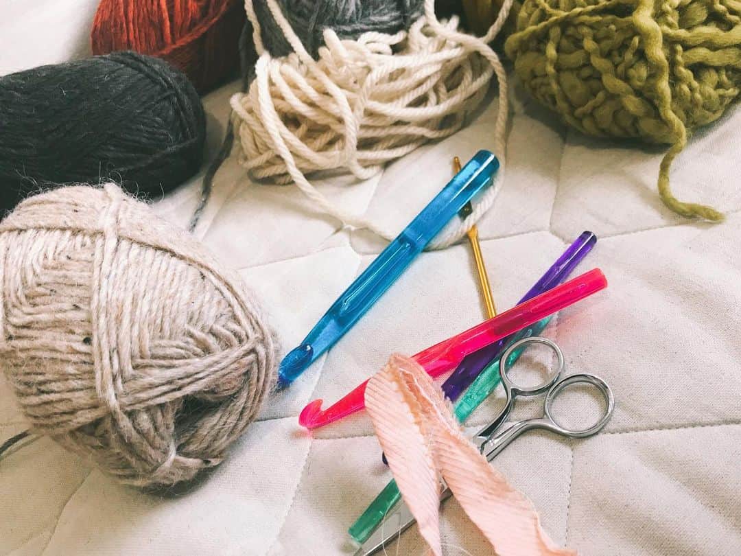 蓮沼千紘さんのインスタグラム写真 - (蓮沼千紘Instagram)「いいでしょ。スケルトンかぎ針。 素材はウールで暑い🥵けど道具は涼しげ。🎐. . 冬はメタリックのかぎ針使うからね。笑 . メタリックのかぎ針もめちゃ可愛いので今度見せますね。  #knit#knitting」8月25日 16時19分 - knitchihiro