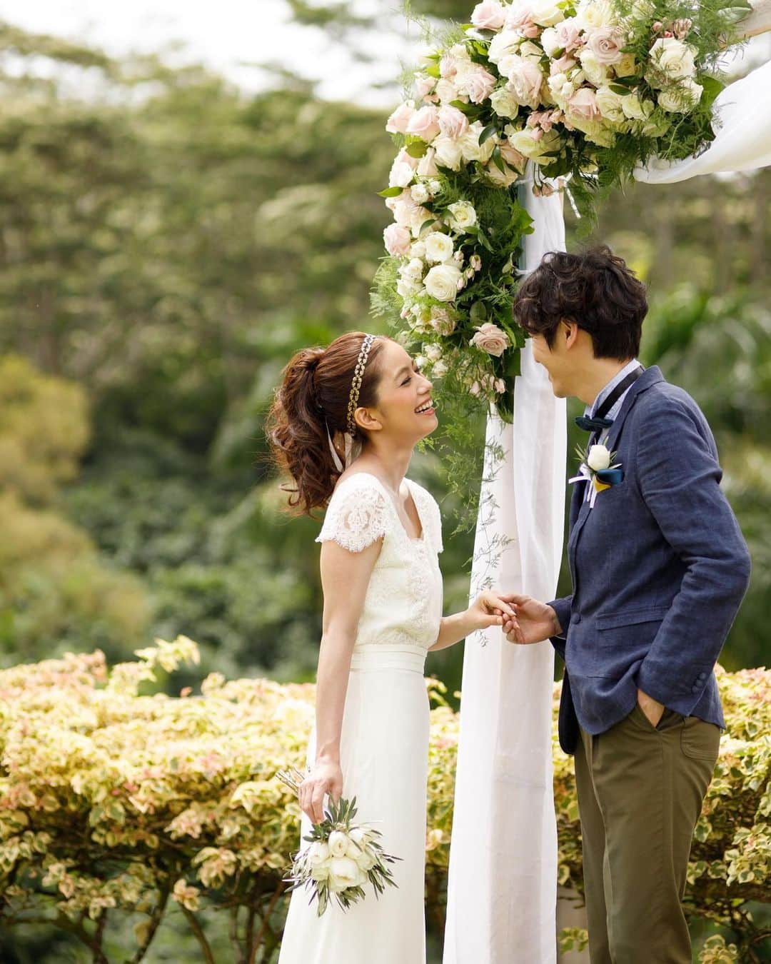 大見謝葉月さんのインスタグラム写真 - (大見謝葉月Instagram)「🌲Garden🌲 ドレスもブーケもヘアもシンプルだけどスキ🕊💕 @firstwedding  #firstwedding #hawaii #wedding」8月25日 16時13分 - h_a_z_k_i