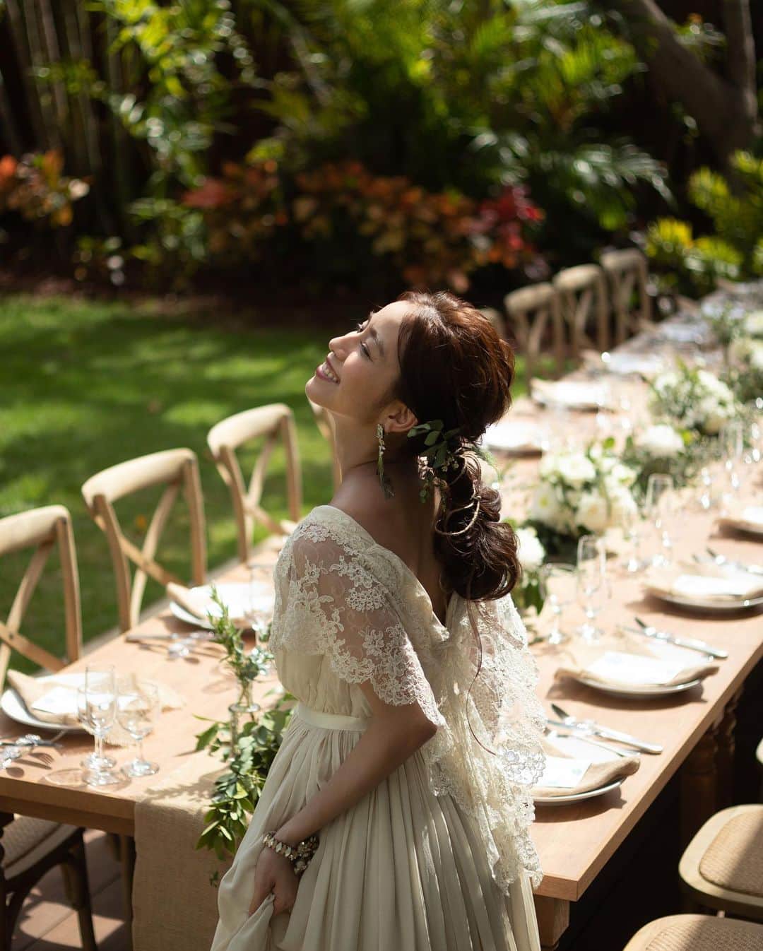 大見謝葉月さんのインスタグラム写真 - (大見謝葉月Instagram)「🌲Garden🌲 ドレスもブーケもヘアもシンプルだけどスキ🕊💕 @firstwedding  #firstwedding #hawaii #wedding」8月25日 16時13分 - h_a_z_k_i