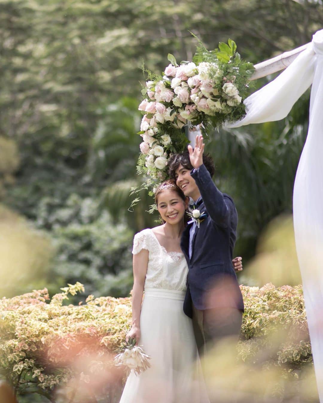 大見謝葉月さんのインスタグラム写真 - (大見謝葉月Instagram)「🌲Garden🌲 ドレスもブーケもヘアもシンプルだけどスキ🕊💕 @firstwedding  #firstwedding #hawaii #wedding」8月25日 16時13分 - h_a_z_k_i