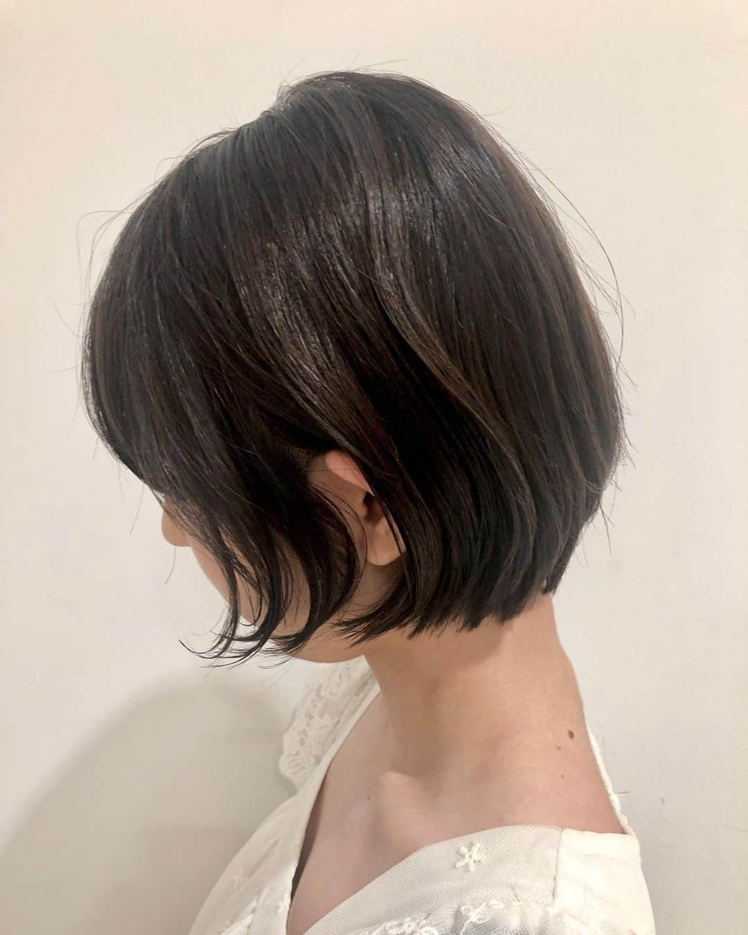 【北堀江・美容室 peaks hair】さんのインスタグラム写真 - (【北堀江・美容室 peaks hair】Instagram)「大人可愛いショートボブ☆  ダークトーンでも柔らかく☆  #peakshair #ピークスヘアー#堀江#北堀江#美容室##Instahair#hairstyle#Instafashion#イルミナカラー#小顔#美意識#おしゃれな人と繋がりたい#おしゃれ#お洒落#ヘアアレンジ#ヘアスタイル」8月25日 16時28分 - peakshair