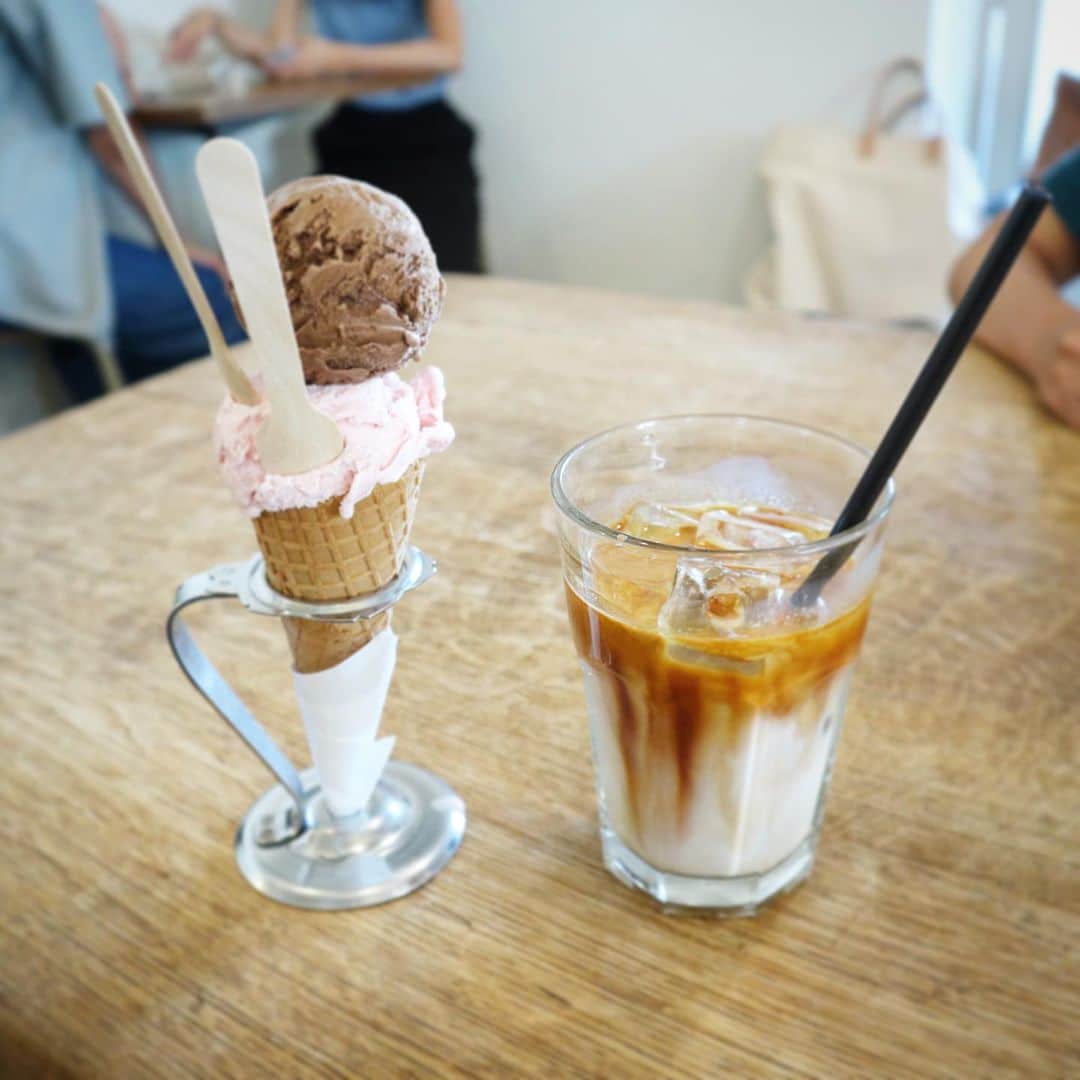 マナさんのインスタグラム写真 - (マナInstagram)「昨日は娘と#cafe巡り ☕︎❤︎ @cafe.bridge . . .👧「かふぇまたいこうねー♫」 小さくてもこういうの好きなんだよね♡ ice creamも食べられて満足そうでした🍦 . . .#ootd  one-piece @ladiesfashion.kandk  sandal #ginzakanematsu  bag @ricordi.official . . .このワンピ、すごくお気に入り♡ papa👱‍♂️にも褒められた✨ 人と被らない、韓国ぽさが可愛いデザイン❁︎ . . .いいね が海外の方からつかないトラブル、アドバイスありがとうございました♡ 結局はっきりとした原因が分からずですが、あまり気にせず細々とやっていきたいと思います😌 . . . . . .#馬喰町カフェ #浅草橋カフェ #蔵前カフェ #カフェ好き #カフェ巡り #cafeめぐり #オシャレカフェ #インスタ映え #下町カフェ #ママコーデ #ママファッション #マナママコーデ #おちびコーデ  #おちびの輪 #低身長コーデ #mamagirl #locari」8月25日 16時28分 - ma_anmi
