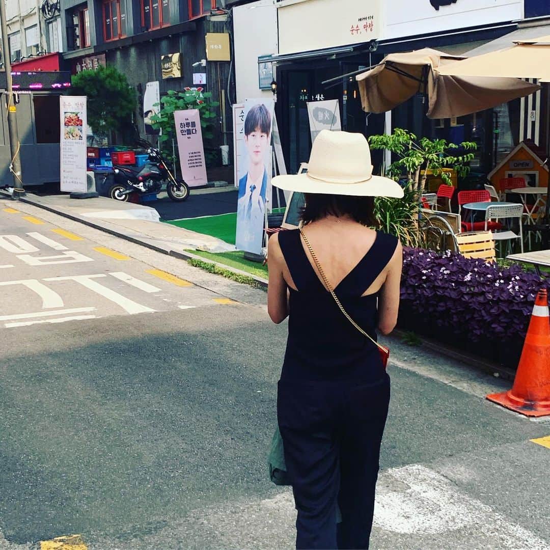 坂田陽子さんのインスタグラム写真 - (坂田陽子Instagram)「母さんの夏休み韓国編😂 ・ ソウルのSOHOと呼ばれる？ 新沙洞にある街路樹通り #カロスキル はお洒落なカフェやショップがあって楽しいので街歩き。 ・ 朝のソルロンタンでまだお腹空いてないけど😂向かったのは #狎鴎亭 ・ @maries129 に どんなにお腹いっぱいでも締めの #ポックンパッまで食べてね！とオススメされた ダッカルビのお店・タグロ家。 柔らかい鶏肉に絡んだ甘辛のタレがクセになり、あれ？結構食べられちゃう😂はい。締めのご飯までいって、久々に満腹で暫く動けなくなりました笑 ・ 夜は明洞の #中一会館 で焼肉！ 口どけ良く脂がさらっとしたふわふわ大腸とサクサク歯切れの心地よいミノが絶品‼️生レバーもたっぷり食べられて大満足。 ・ 何だか #食のトライアスロン みたいな1日だったので、この日はマッサージ行って早めに就寝😂」8月25日 16時21分 - yokosakata